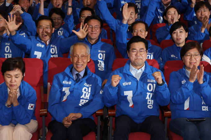 더불어민주당 윤여준, 박찬대 상임 총괄선대위원장을 비롯한 공동선대위원장들이 3일 서울 여의도 국회 의원회관에 마련된 제21대 대통령선거 개표상황실에서 출구조사 결과 발표가 나오자 기뻐하고 있다. (사진=연합뉴스)