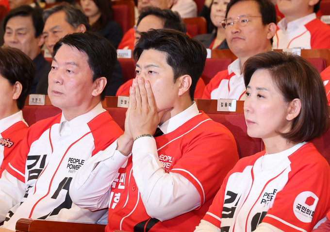 국민의힘 김용태 비상대책위원장이 3일 서울 여의도 국회도서관에 마련된 국민의힘 제21대 대통령선거 개표상황실에서 방송사 출구조사 결과를 지켜보고 있다. (사진=연합뉴스)