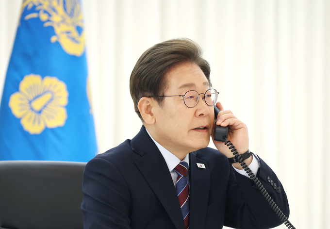 이재명 대통령이 지난 6일 서울 한남동 관저에서 도널드 트럼프 미국 대통령과 전화 통화를 하기 위해 수화기를 들고 있다. (사진=연합뉴스)