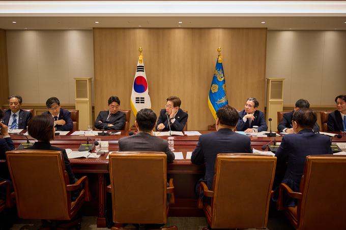 이재명 대통령이 9일 서울 용산 대통령실 청사에서 열린 비상경제점검 2차 태스크포스(TF)회의를 주재하고 있다. (사진=연합뉴스)