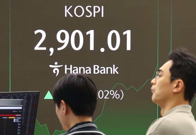  11일 오전 서울 중구 하나은행 본점 딜링룸 현황판에 코스피가 표시돼 있다. 이날 코스피는 장중 한때 2900선을 돌파했다. (사진=연합뉴스 제공)