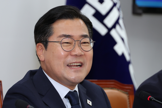 박찬대 더불어민주당 당대표 직무대행 겸 원내대표가 12일 국회에서 고별 기자간담회를 열고 밝은 표정을 지어보이고 있다. (사진=연합뉴스)