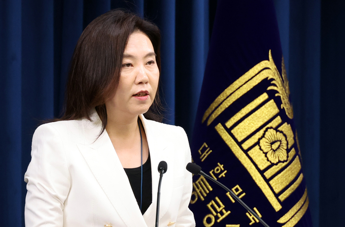 강유정 대통령실 대변인이 12일 오전 서울 용산 대통령실 브리핑룸에서 현안 관련 브리핑을 하고 있다. (사진=연합뉴스)