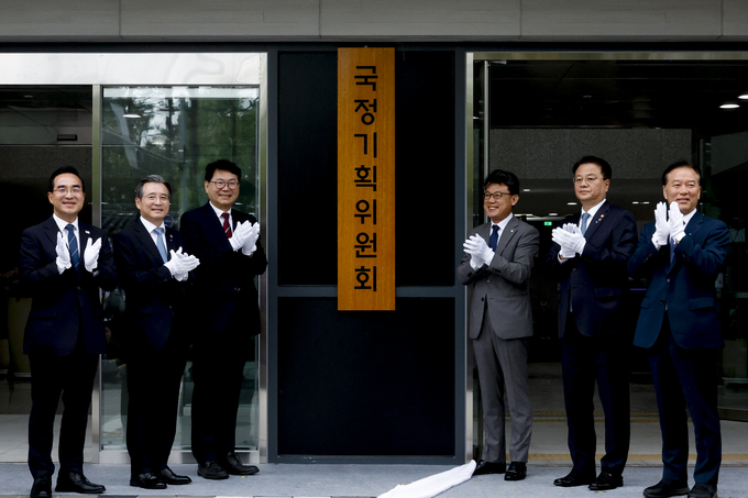 이한주 국정기획위원회 위원장과 김용범 대통령실 정책실장, 진성준 더불어민주당 정책위의장 등 참석자들이 16일 서울 종로구 정부서울청사 창성동 별관에서 열린 국정기획위 현판식에서 손뼉 치고 있다. (사진=연합뉴스)