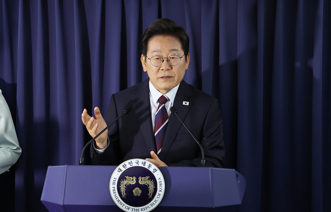  이재명 대통령이 16일(현지시간) 주요 7개국(G7) 정상회의 참석을 위해 캐나다 앨버타주 캘거리로 향하며 공군 1호기에서 기자간담회를 하고 있다. (사진=연합뉴스)