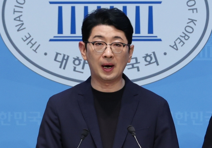 국무총리 인사청문특위 위원인 주진우 국민의힘 의원이 18일 서울 여의도 국회 소통관에서 김민석 후보자의 재산 의혹과 관련, 자금 출처를 밝힌 자료 제출을 요구하고 있다. (사진=연합뉴스)