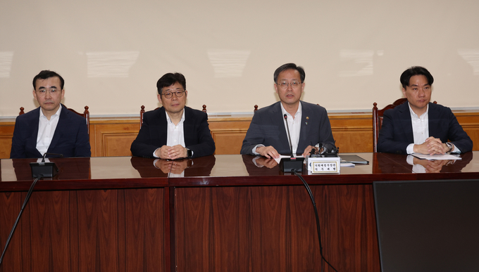 이형일 기재부 장관 직무대행 1차관(왼쪽 3번째)이 19일 서울 중구 은행회관에서 열린 거시경제금융회의에서 발언을 하고 있다. (사진=연합뉴스 제공)