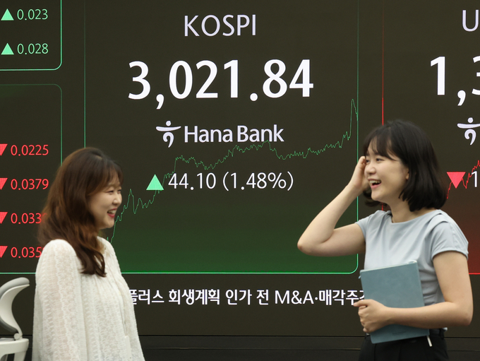 지난 20일 서울 중구 하나은행 딜링룸에서 딜러들이 대화하고 있다. (사진=연합뉴스 제공)