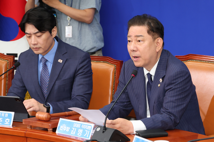 김병기(오른쪽) 당대표 직무대행 겸 원내대표가 23일 오전 국회에서 열린 최고위원회의에서 모두발언을 하고 있다. (사진=연합뉴스)