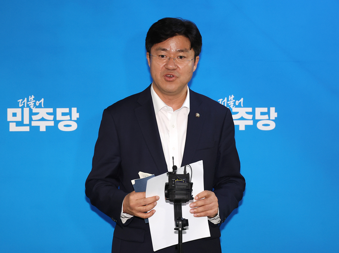  박상혁 원내소통수석부대표는 24일 국회에서 열린 중동발 위기 관련 긴급 안보 점검회의를 마친 뒤 관련 내용을 백브리핑을 통해 설명하고 있다. (사진=연합뉴스)