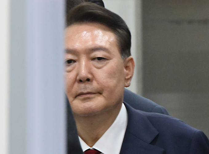  12·3 비상계엄 사태 관련 내란 혐의를 받는 윤석열 전 대통령이 9일 서울 서초구 서울중앙지방법원에서 구속 전 피의자 심문(영장실질심사)을 마치고 법원을 나서고 있다. (사진=연합뉴스)