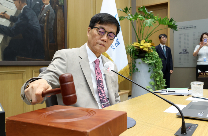 이창용 한국은행 총재가 10일 열린 금융통화위원회 통화정책방향 결정회의에서 의사봉을 두드리고 있다. (사진=연합뉴스 제공)