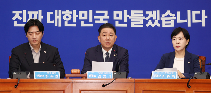 김병기(가운데) 더불어민주당 당대표 직무대행 겸 원내대표가 14일 국회에서 열린 최고위원회의에서 발언하고 있다. (사진=연합뉴스)