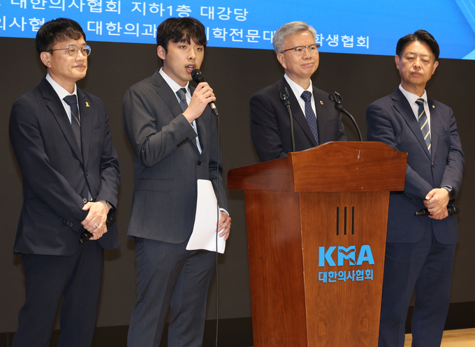 12일 서울 용산구 대한의사협회에서 이선우 대한의과대학·의학전문대학원학생협회 비대위원장(왼쪽 두번째)이 박주민 국회 보건복지위원장, 김택우 대한의사협회장, 김영호 국회 교육위원장 등과 ‘의과대학 교육 정상화를 위한 공동 입장문’을 발표한 뒤 취재진의 질의에 답하고 있다. (사진=연합뉴스)