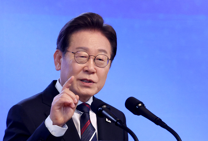 이재명 대통령이 14일 충북 진천 국가공무원인재개발원에서 70기 5급 신임관리자과정 교육생들에게 ‘국민주권시대, 공직자의 길’을 주제로 특강을 하고 있다. (사진=연합뉴스)