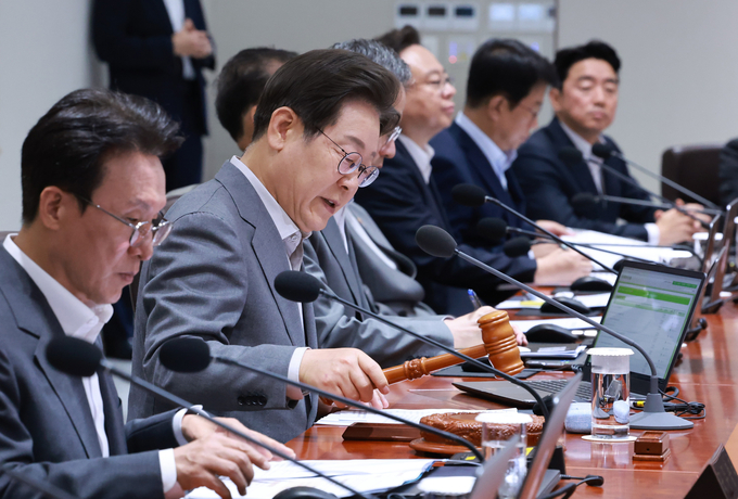 이재명 대통령이 15일 서울 용산 대통령실 청사에서 열린 국무회의에서 의사봉을 두드리며 개회 선언을 하고 있다. (사진=연합뉴스)