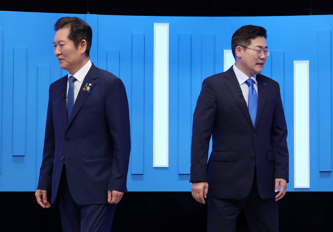정청래(왼쪽)·박찬대 더불어민주당 당대표 후보가 16일 서울 양천구 목동 SBS에서 TV토론회에 앞서 기념촬영을 한 뒤 자리로 돌아가고 있다. (사진=연합뉴스) 