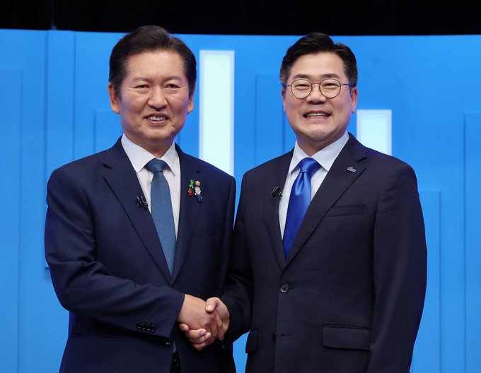 정청래(왼쪽)·박찬대 더불어민주당 당대표 후보가 16일 서울 양천구 목동 SBS에서 TV토론회에 앞서 기념촬영을 하고 있다. (사진=연합뉴스)