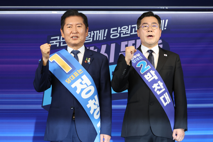 더불어민주당 정청래·박찬대(오른쪽) 당대표 후보가 20일 서울 여의도 당사에서 열린 8·2 전당대회 순회 경선 영남권 합동연설회에서 파이팅을 외치며 기념촬영 하고 있다. (사진=연합뉴스)