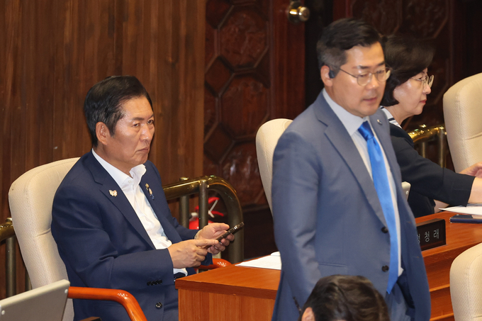 더불어민주당 당대표 경선을 벌이고 있는 정청래(왼쪽) 후보와 박찬대 후보가 23일 국회 본회의에 참석해 있다. (사진=연합뉴스)
