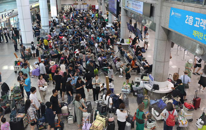 폭염경보가 내려진 27일 휴가철을 맞아 인천항 연안여객터미널이 여행객들이 북적이고 있다. ( 사진 = 연합뉴스 제공 )