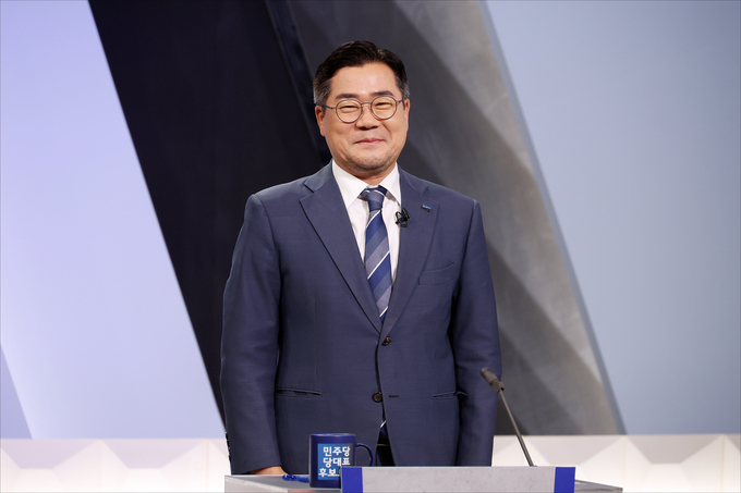 박찬대 더불어민주당 당대표 후보가 27일 서울 여의도 KBS 신관 공개홀에서 열린 TV토론회에 참석해 시작을 기다리고 있다. (사진=연합뉴스)