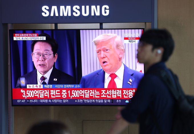 한국과 미국의 관세협상이 타결된 31일 서울역 대합실에서 한 시민이 관련 뉴스를 시청하고 있다. (사진=연합뉴스)