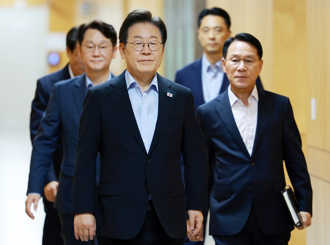  이재명 대통령이 31일 서울 용산 대통령실 청사에서 열린 6차 수석·보좌관 회의에 입장하고 있다. (사진=연합뉴스)