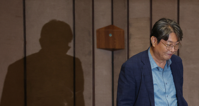 차명 주식거래 의혹을 받는 이춘석 더불어민주당 의원이 5일 국회 본회의에서 방송법 일부개정법률안 관련 필리버스터 종결 동의를 표결하는 투표를 하고 있다. (사진=연합뉴스)