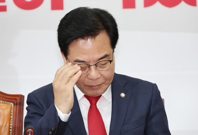 송언석 국민의힘 비상대책위원장 겸 원내대표가 7일 오전 국회에서 열린 비상대책위원회의에 참석해 안경을 고쳐쓰고 있다. (사진=연합뉴스)