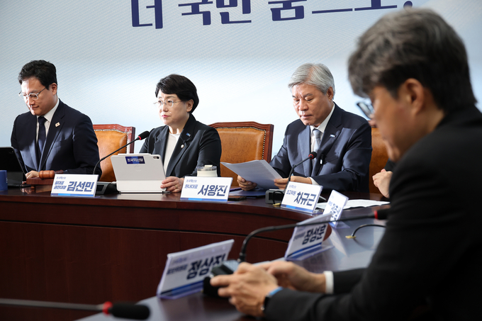 김선민(왼쪽 두 번째) 조국혁신당 대표 권한대행이 18일 국회에서 열린 최고위원회의에서 발언하고 있다. (사진=연합뉴스)