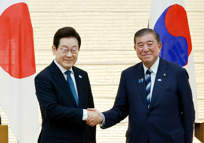 이재명 대통령과 이시바 시게루 일본 총리가 23일(현지시간) 일본 도쿄 총리 관저에서 열린 한일 확대정상회담에 앞서 악수하고 있다. (사진=연합뉴스)
