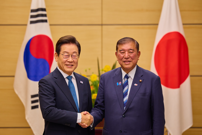 1박2일 일정으로 일본을 방문한 이재명 대통령이 23일 일본 도쿄 총리 관저에서 이시바 시게루 일본 총리와 한일 정상 소인수회담을 하며 악수하고 있다. (사진=연합뉴스)
