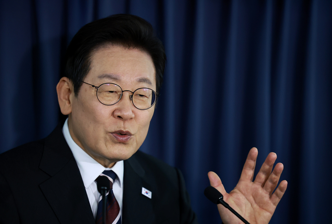 이재명 대통령이 24일 미국 워싱턴 DC로 향하는 대통령 전용기인 공군 1호기에서 기자회견을 열고 발언하고 있다. (사진=연합뉴스)