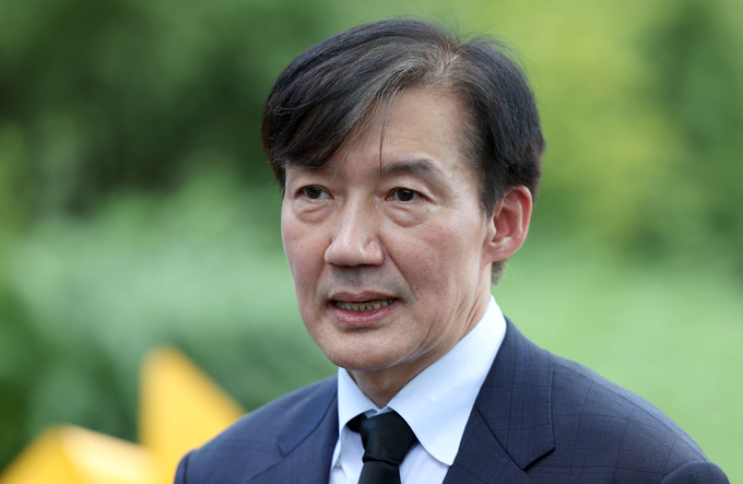 조국 조국혁신당 혁신정책연구원장이 25일 오전 경남 김해시 진영읍 봉하마을에서 노무현 전 대통령 묘역 참배 후 취재진 질문에 답하고 있다. (사진=연합뉴스)