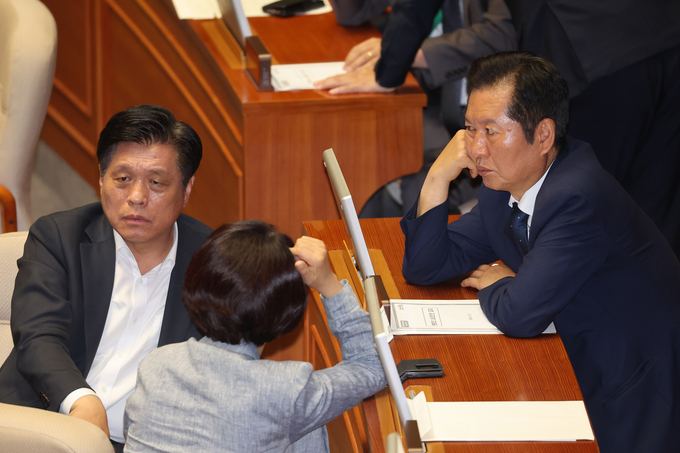 정청래 더불어민주당 대표가 27일 오후 국회에서 열린 본회의에 참석해 있다. (사진=연합뉴스)