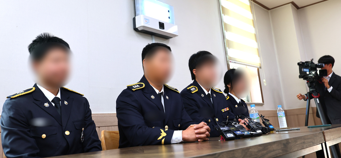 고(故) 이재석 경사의 해경 동료들이 기자회견을 하고 있다. ( 사진 = 연합뉴스 제공 )