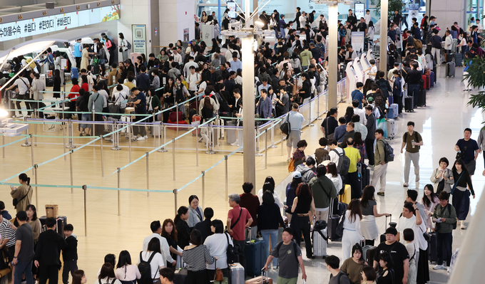 연휴 첫 날, 북적이는 인천국제공항 (사진=연합뉴스 제공)