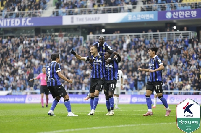 최근 열린 경기에서 우승을 환호하는 인천유나이티드 선수단. ( 사진=연합뉴스 제공 )